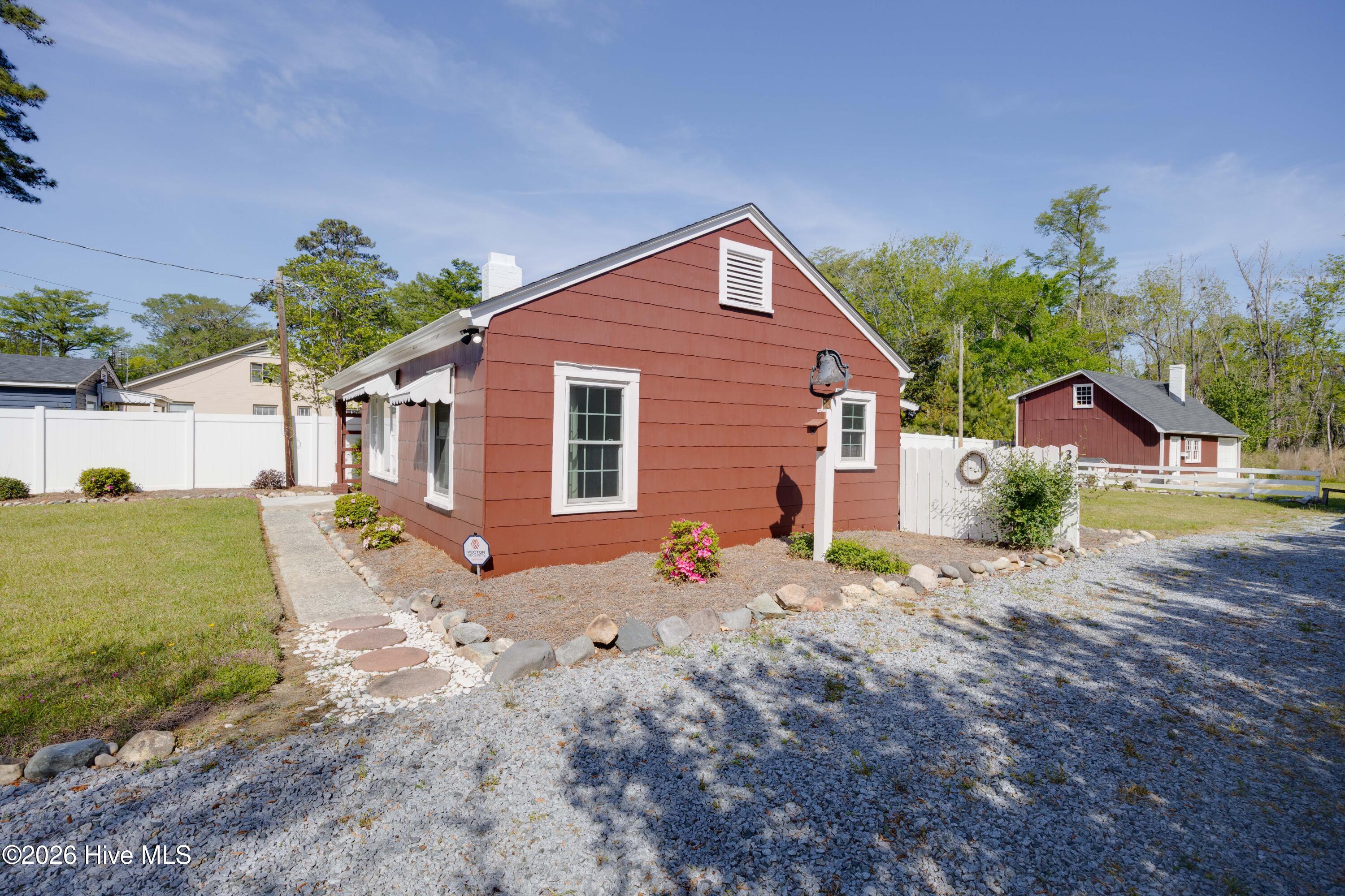 322 River Road Washington, NC 27889 - Photo 3 of 37 Right Side