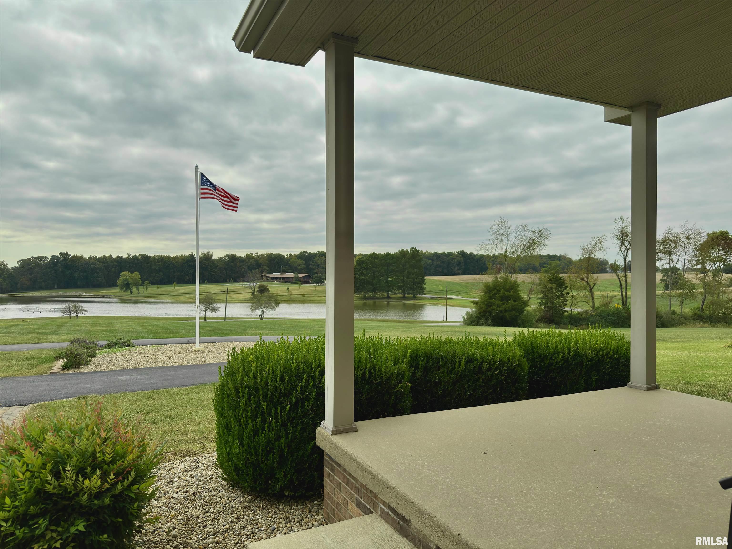 842 Highway 14 Carmi, IL 62821 - Photo 3 of 46