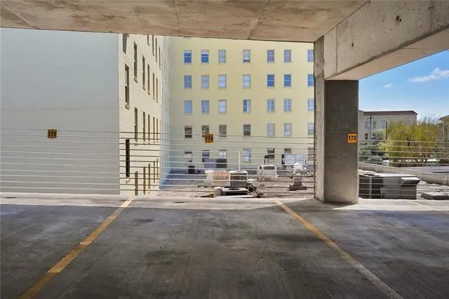 $1,200 | 1205 St Charles Avenue, Unit 1002, New Orleans, LA 70130