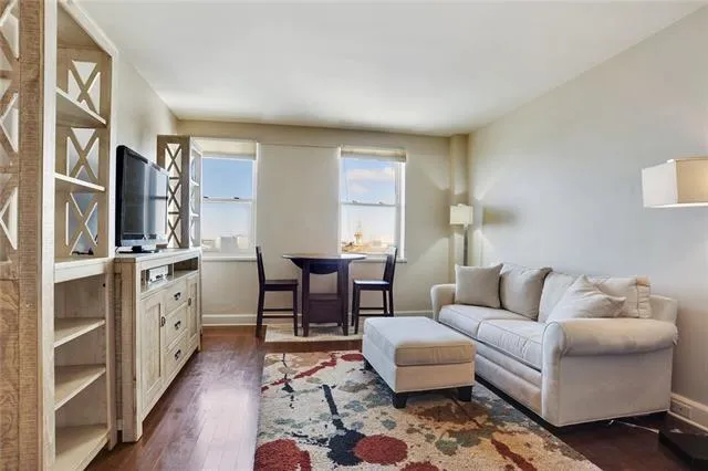 $1,200 | 1205 St Charles Avenue, Unit 1002, New Orleans, LA 70130