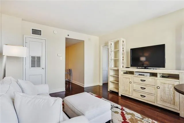 $1,200 | 1205 St Charles Avenue, Unit 1002, New Orleans, LA 70130