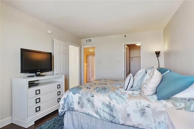 $1,200 | 1205 St Charles Avenue, Unit 1002, New Orleans, LA 70130