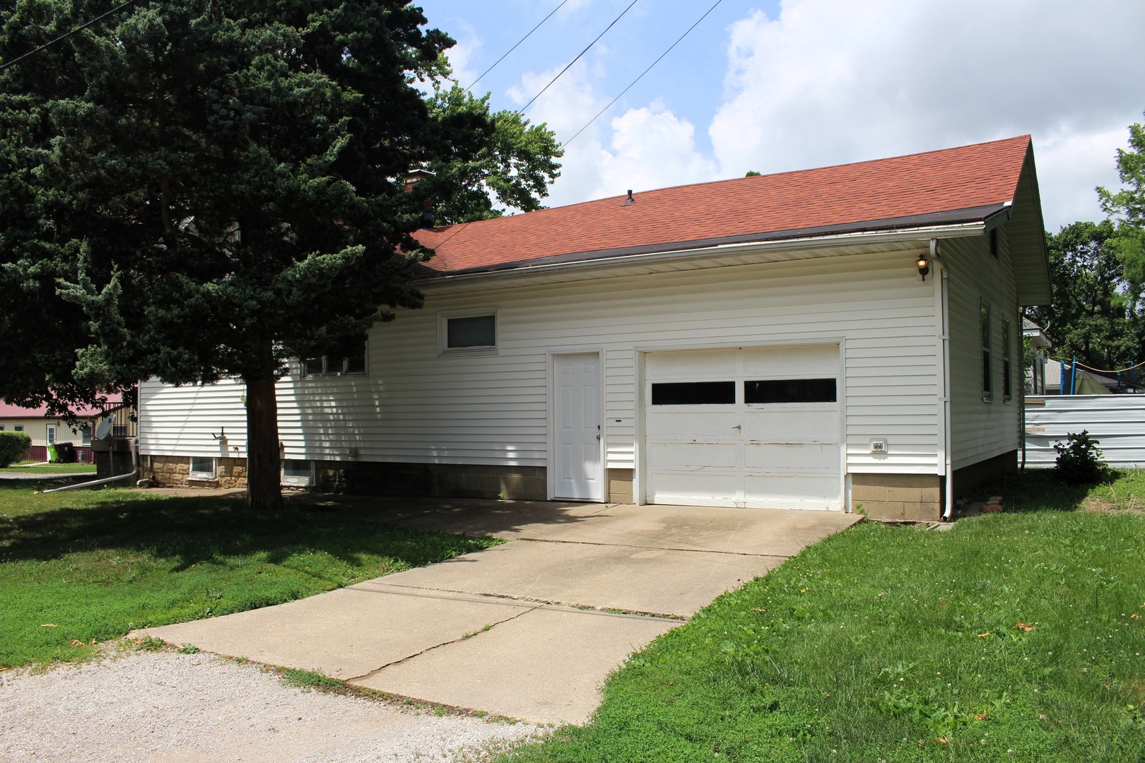 426 South Clinton Street Clinton, IL 61727 - Photo 3 of 27