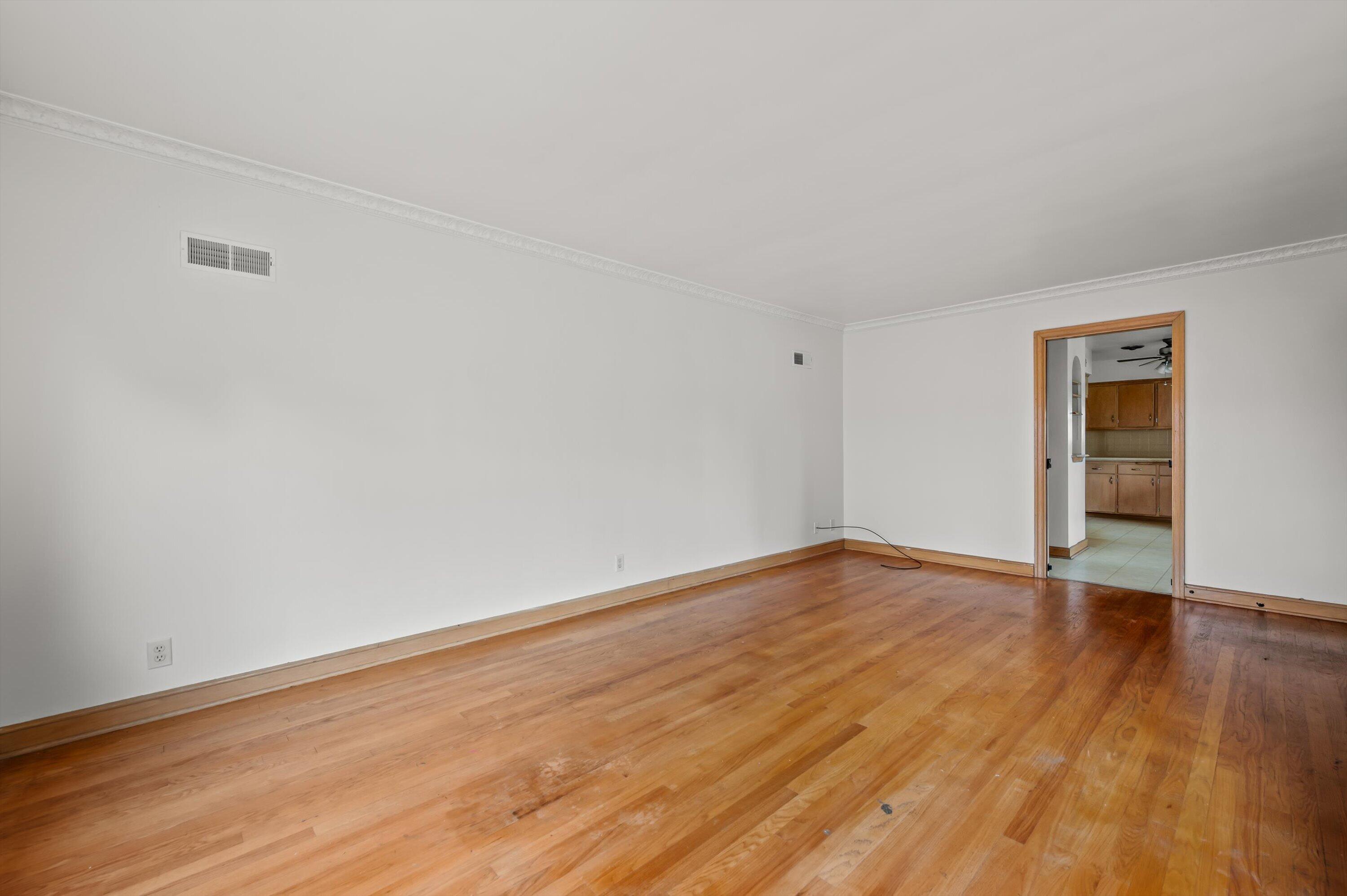3366 South 35th Street Milwaukee, WI 53215 - Photo 9 of 31 09-DSC6366