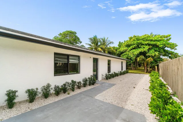 a view of backyard with garden and trees