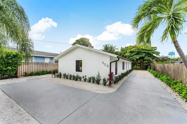 $895,000 | 608 Southeast 2nd Avenue, Delray Beach, FL 33483