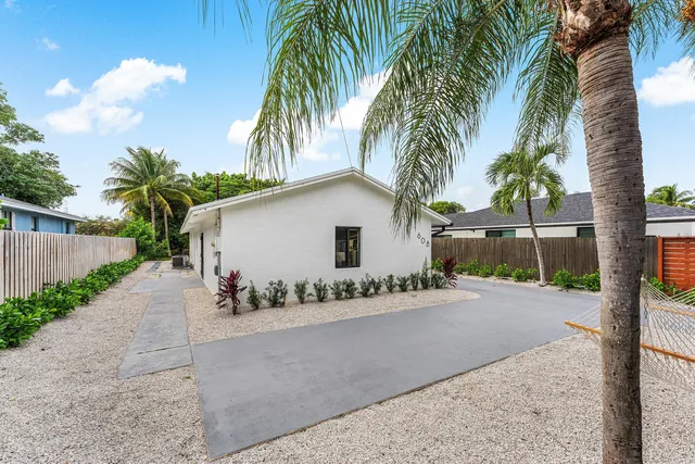 $895,000 | 608 Southeast 2nd Avenue, Delray Beach, FL 33483