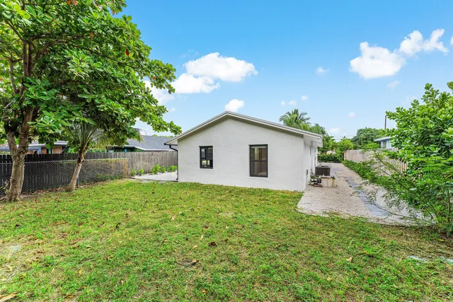 $895,000 | 608 Southeast 2nd Avenue, Delray Beach, FL 33483