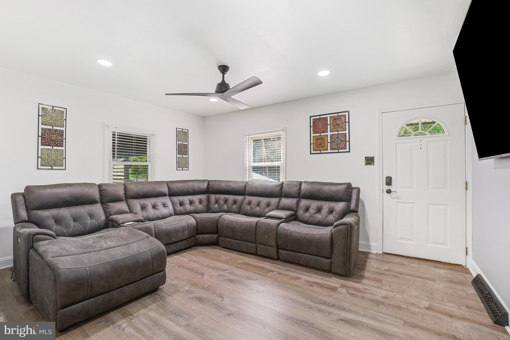 4313 Ivy Glen Road Silver Spring, MD 20906 - Photo 5 of 33 Spacious living room!