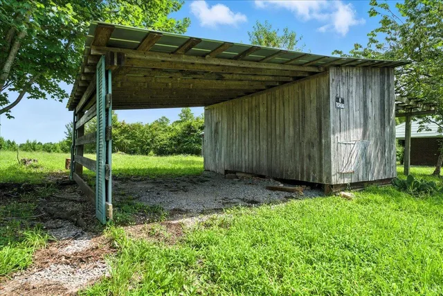 a view of a backyard with pathway