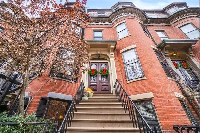 an outdoor view of a building