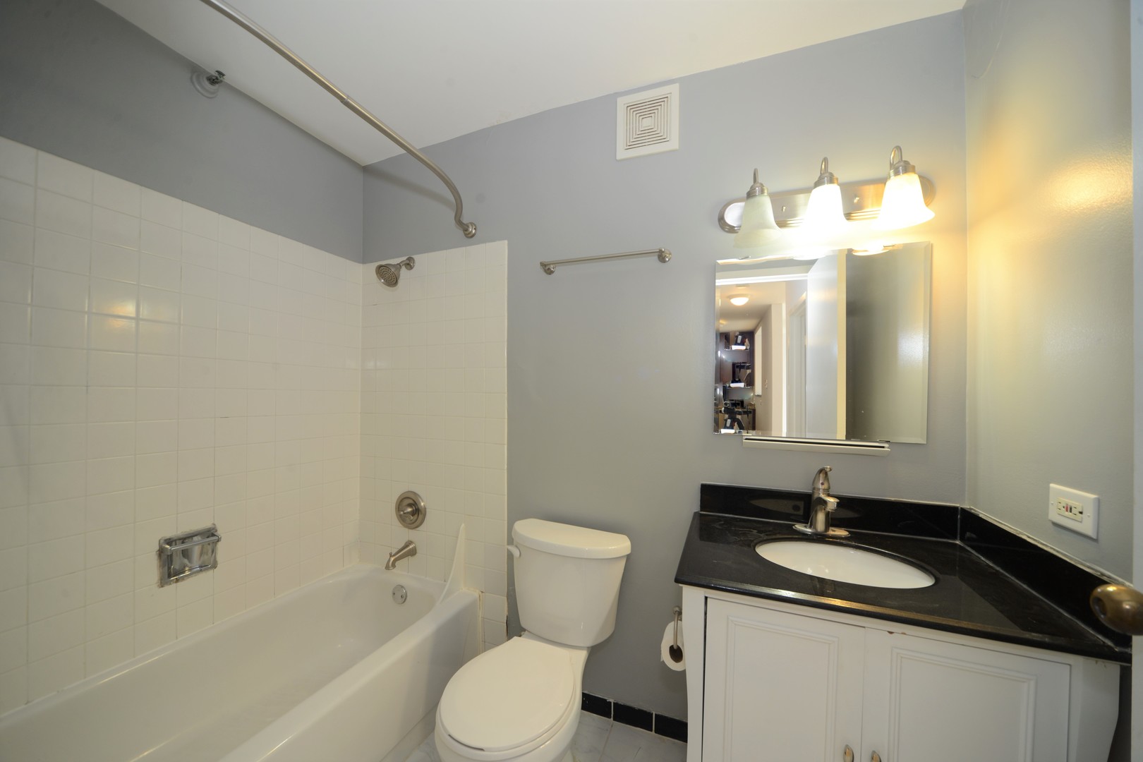 33 West Delaware Place, Unit 10D Chicago, IL 60610 - Photo 7 of 10