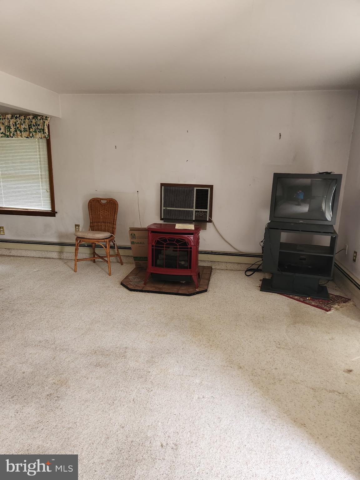 1422 Big Run Road Everett, PA 15537 - Photo 4 of 35 a living room with furniture and a lamp