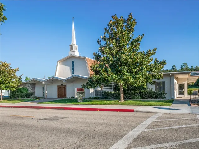 a house view with a outdoor space
