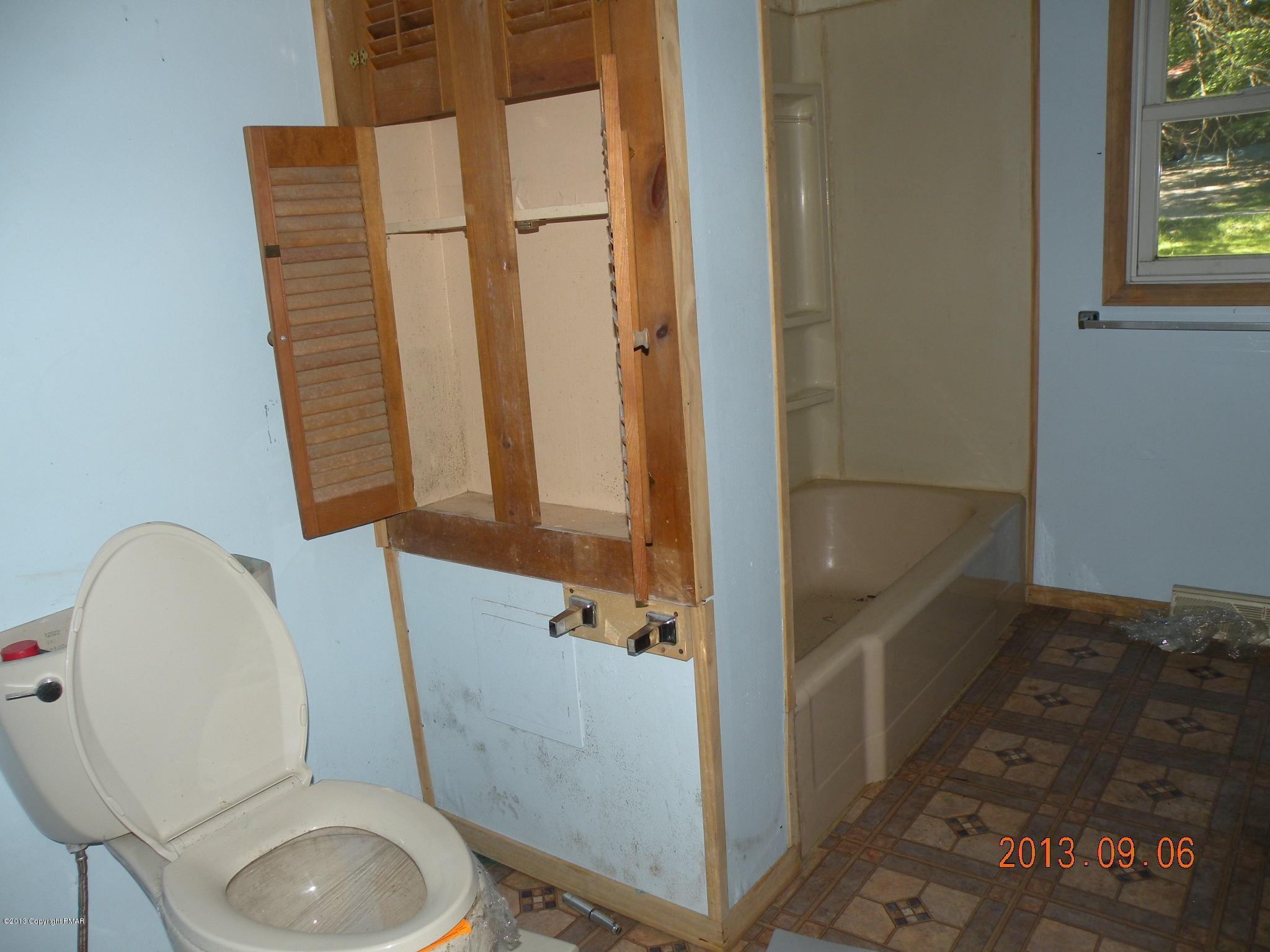 504 Eastbrook Road Effort, PA 18330 - Photo 8 of 10 a bathroom with a toilet and a shower