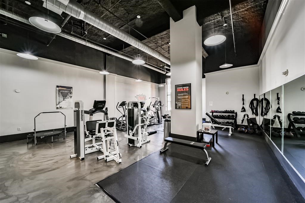 915 Franklin Street, Unit 2I Houston, TX 77002 - Photo 31 of 34 Enjoy the fully equipped gym downstairs.