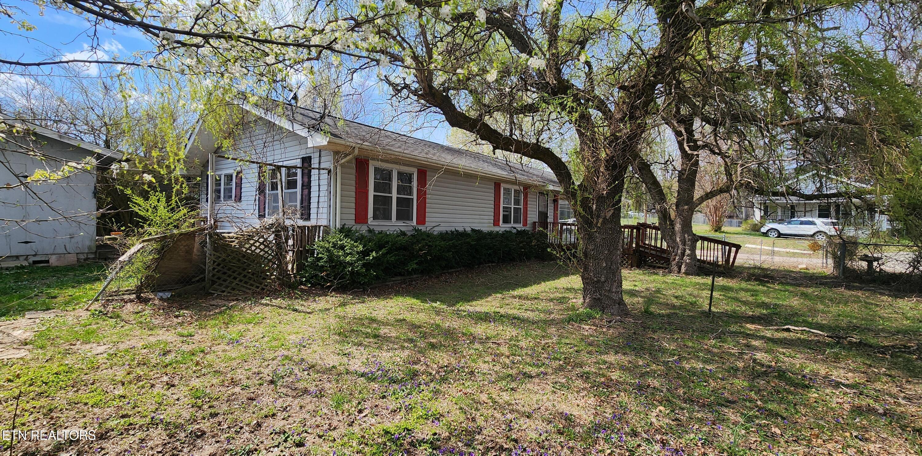 131 Duncan Lane Oneida, TN 37841 - Photo 3 of 24 20250328_151136