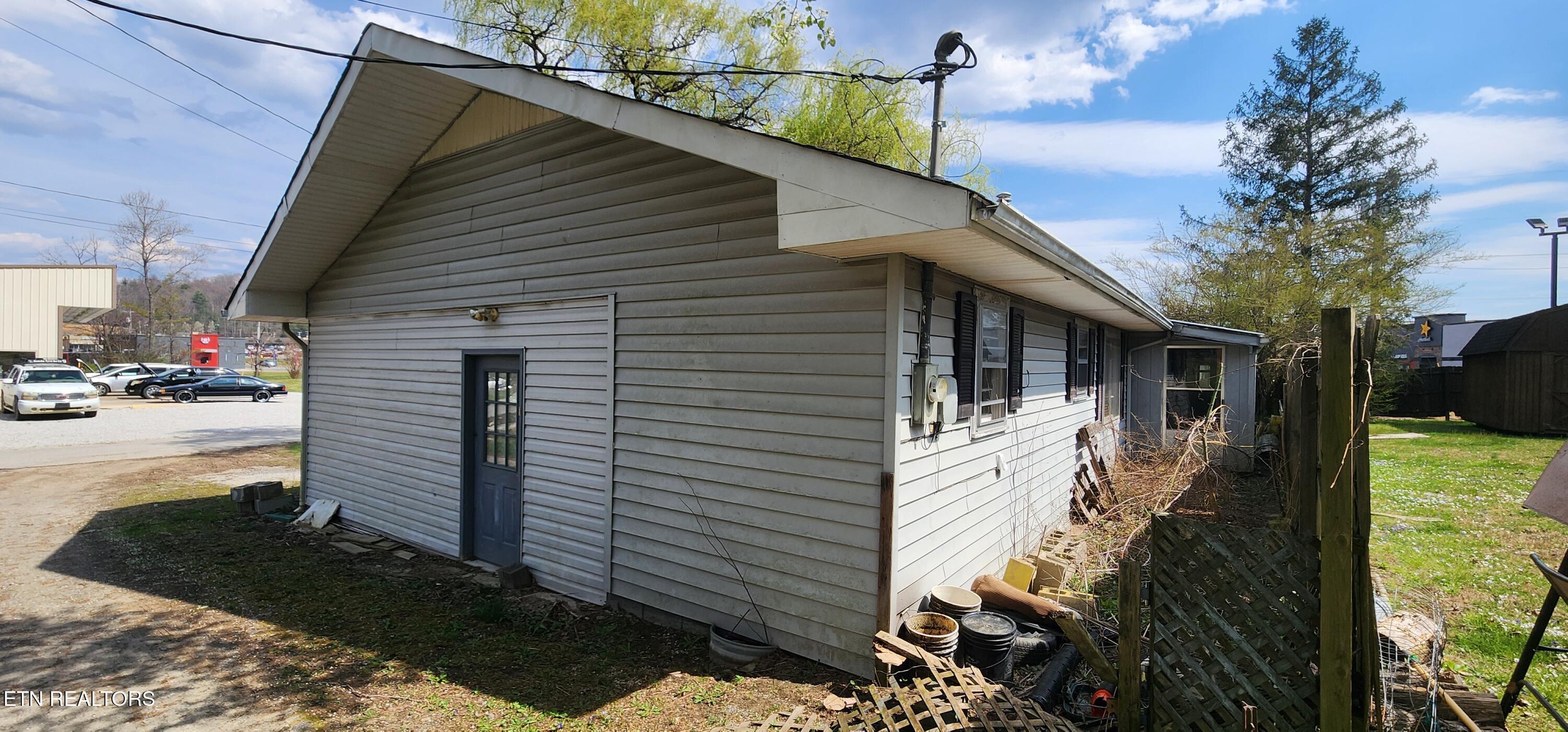 131 Duncan Lane Oneida, TN 37841 - Photo 4 of 24 20250328_151021