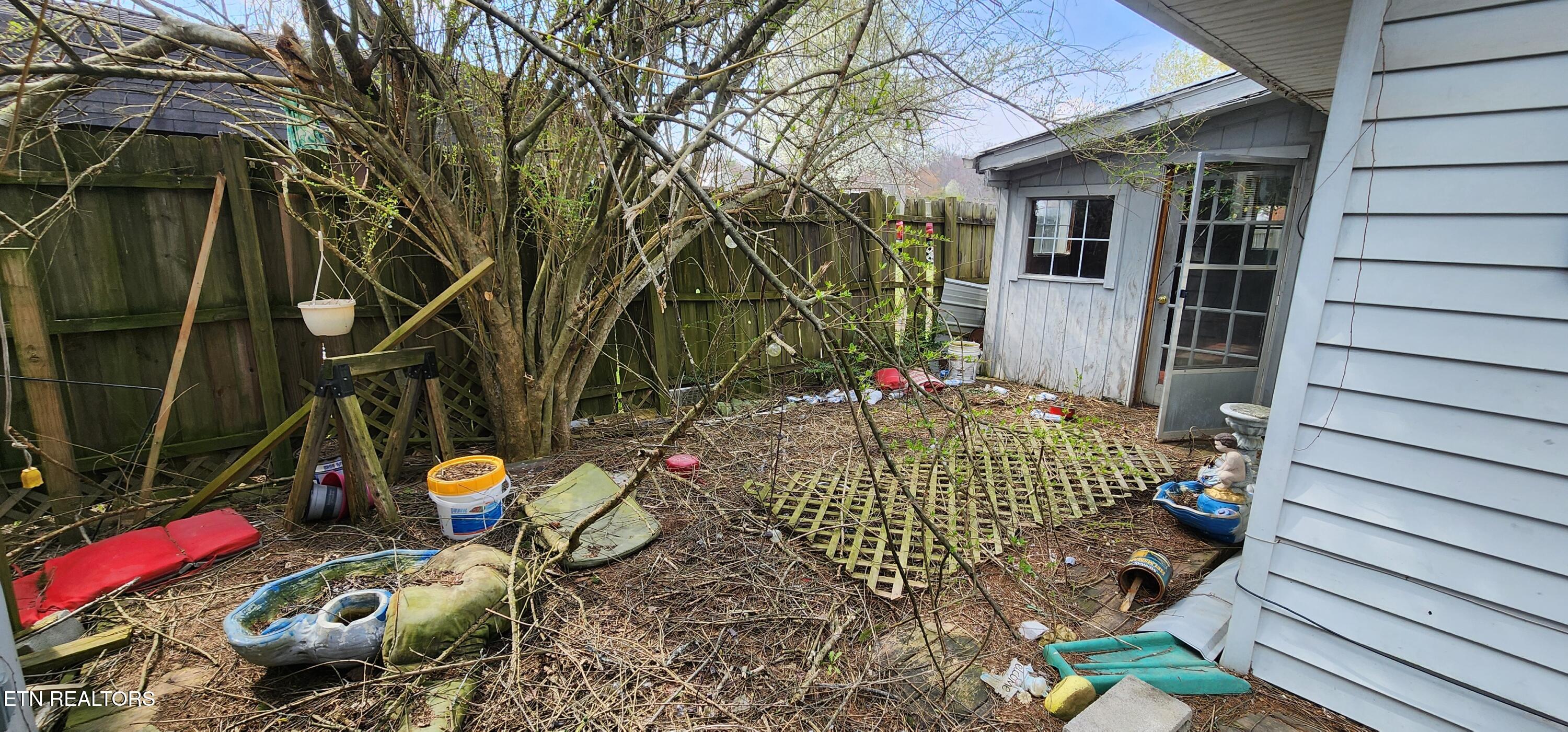 131 Duncan Lane Oneida, TN 37841 - Photo 5 of 24 20250328_151307