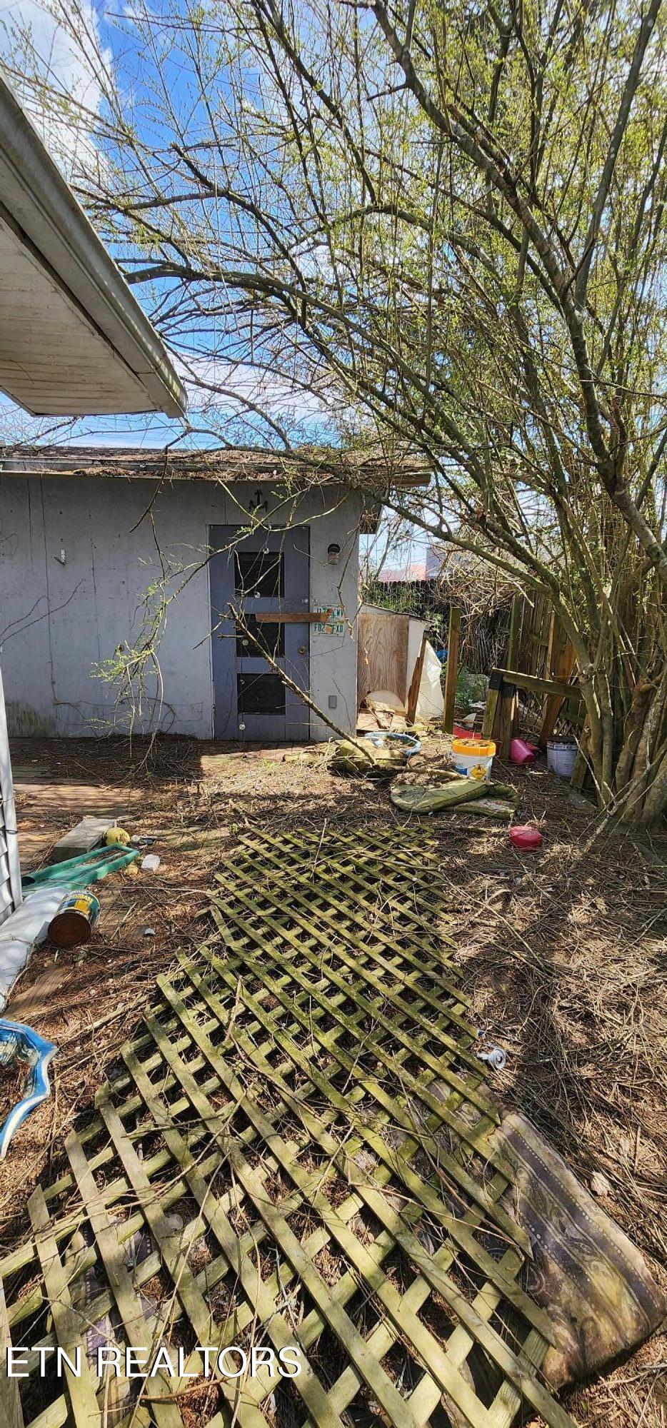 131 Duncan Lane Oneida, TN 37841 - Photo 6 of 24 20250328_151447