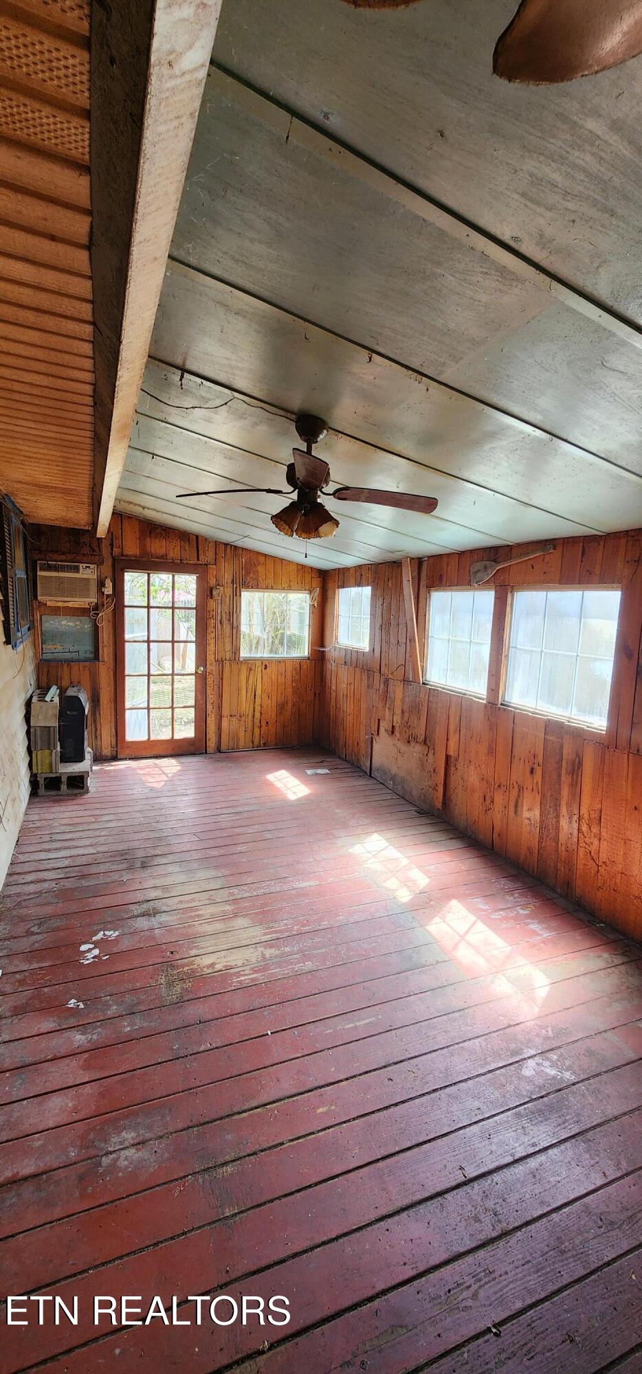 131 Duncan Lane Oneida, TN 37841 - Photo 9 of 24 20250328_144155