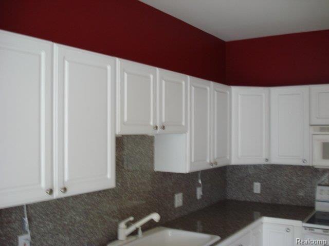 2664 Crooks Road, Unit 8 Royal Oak, MI 48073 - Photo 3 of 19 DSC00431