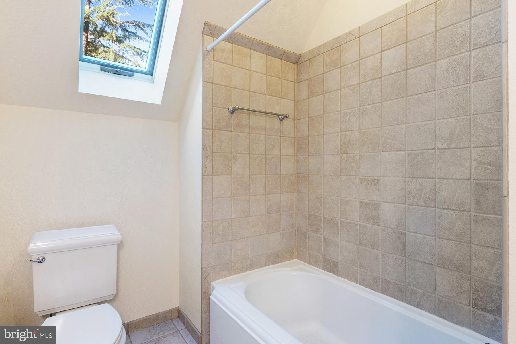 421 Ferry Point Road Annapolis, MD 21403 - Photo 38 of 51 Tub/shower in the 2nd bedroom's bathroom