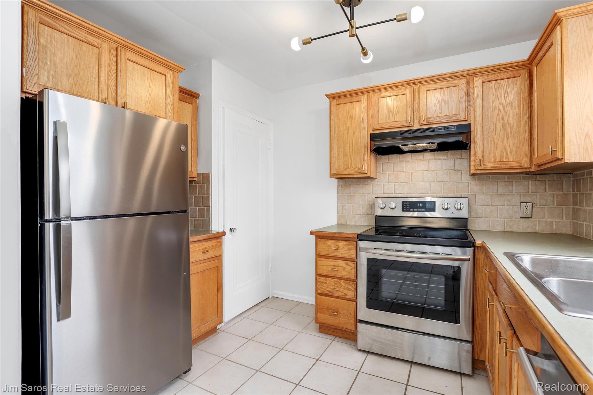 1584 Hampton Road Grosse Pointe, MI 48236 - Photo 4 of 18