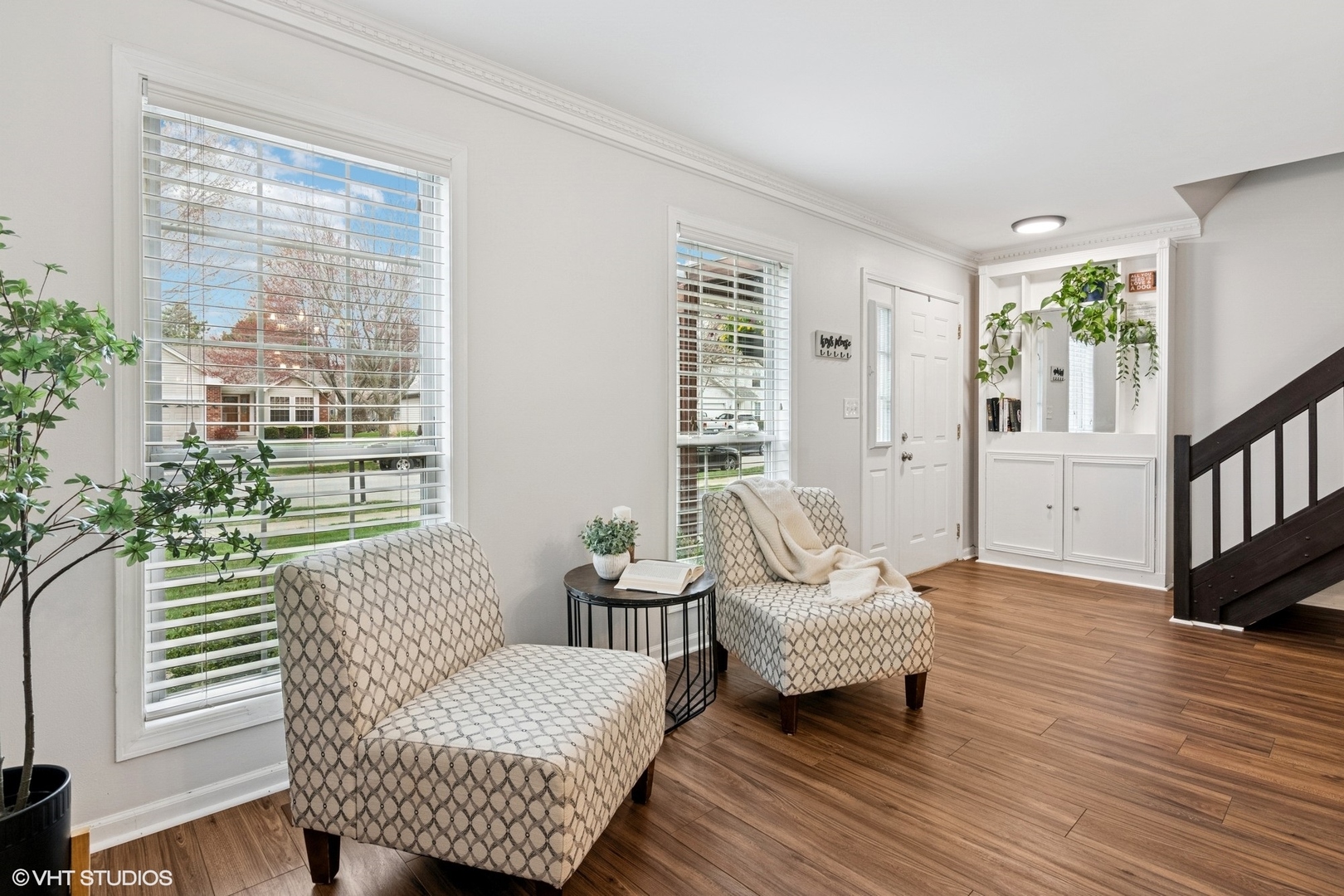 2421 Deerfield Drive Aurora, IL 60506 - Photo 4 of 22 a living room with furniture and a window