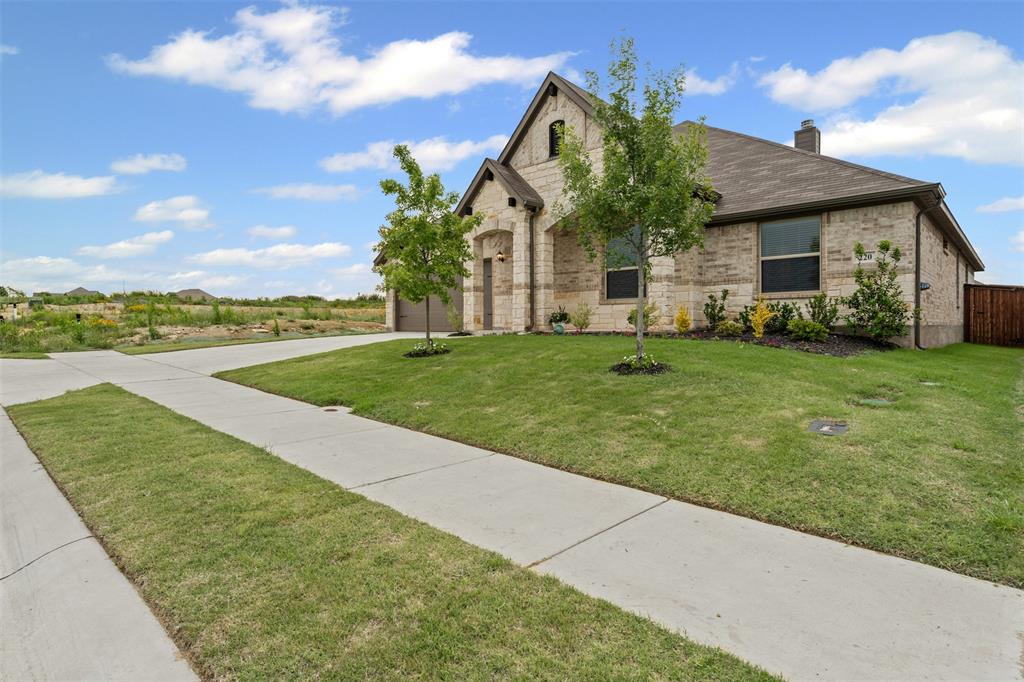 220 Shepards Street Godley, TX 76044 - Photo 3 of 37