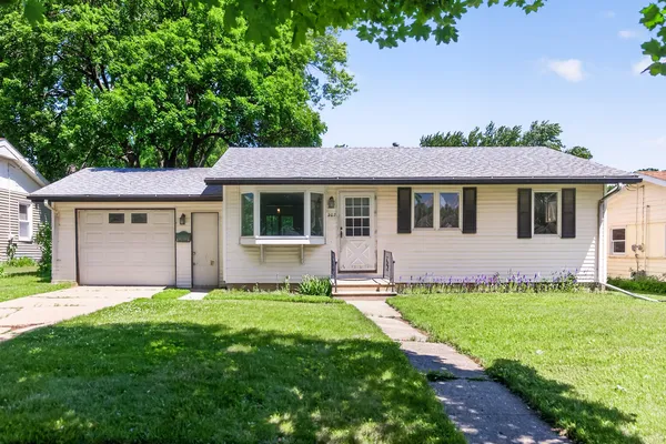 $229,900 | 207 River Drive, DeKalb, IL 60115