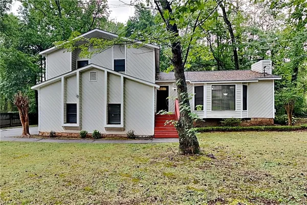 a front view of house with yard