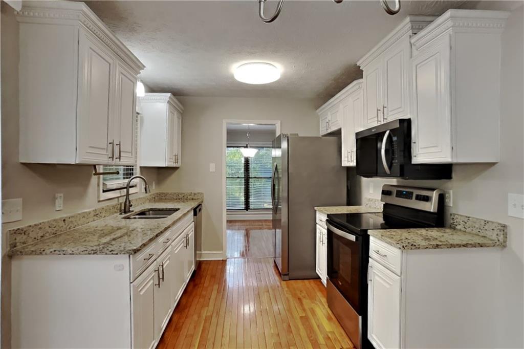 464 Ridgemont Drive Lawrenceville, GA 30046 - Photo 5 of 22 a kitchen with a sink stove and refrigerator