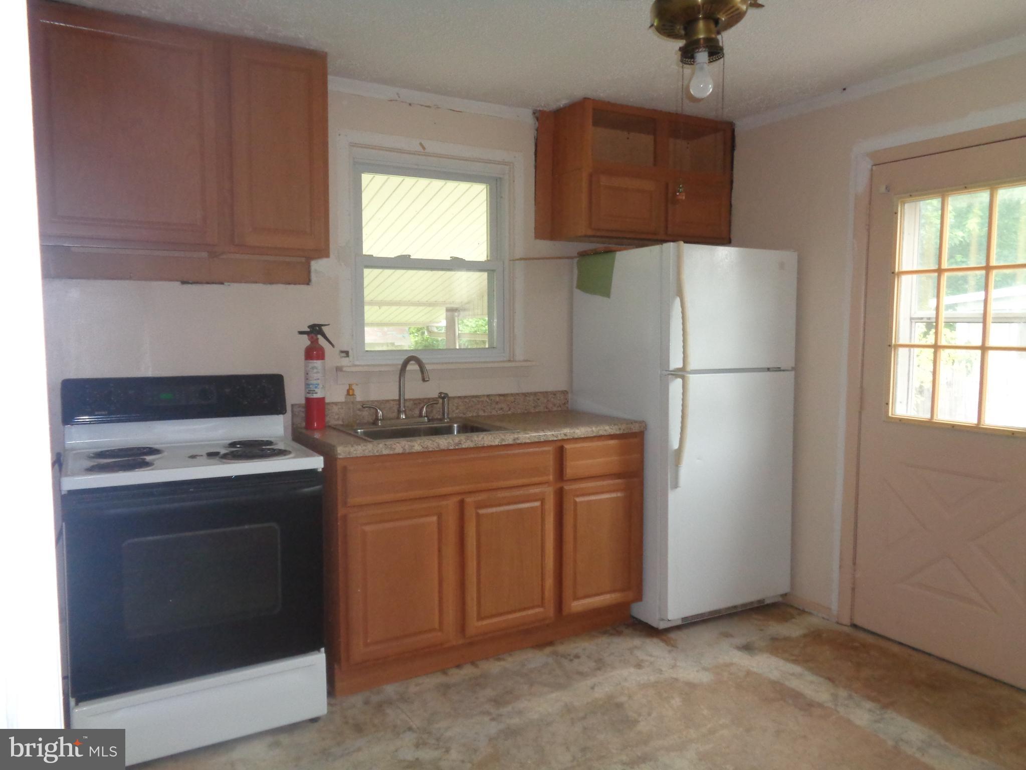 960 Renfrew Street Baltimore, MD 21221 - Photo 3 of 14 Kitchen