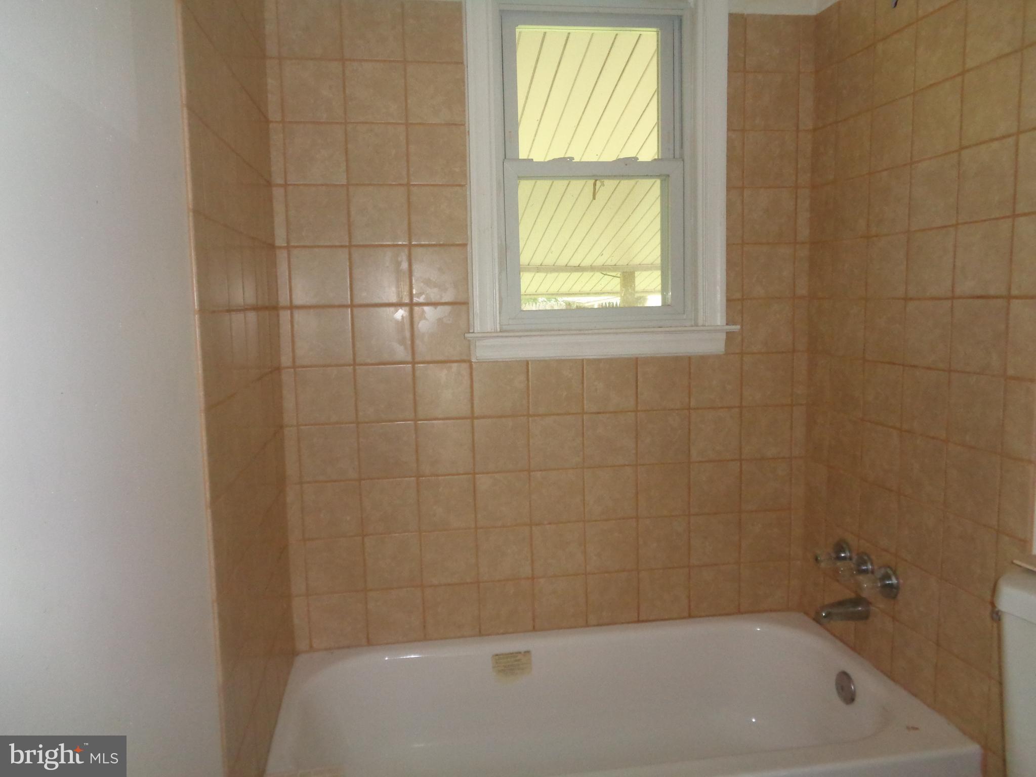 960 Renfrew Street Baltimore, MD 21221 - Photo 4 of 14 Bath