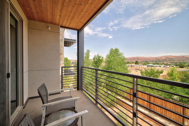 2331 Mesa Road, Unit E6 Moab, UT 84532 - Photo 22 of 39 Balcony off of living area