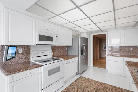 $1,799,000 | 5500 Collins Avenue, Unit 1401, Miami Beach, FL 33140