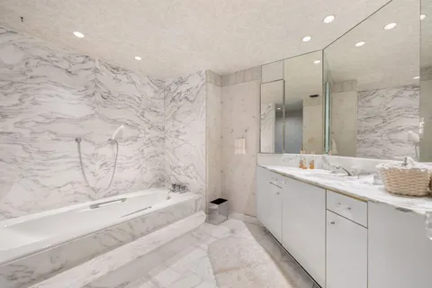 $1,799,000 | 5500 Collins Avenue, Unit 1401, Miami Beach, FL 33140