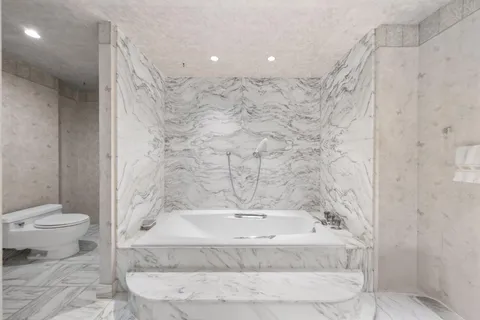 $1,799,000 | 5500 Collins Avenue, Unit 1401, Miami Beach, FL 33140