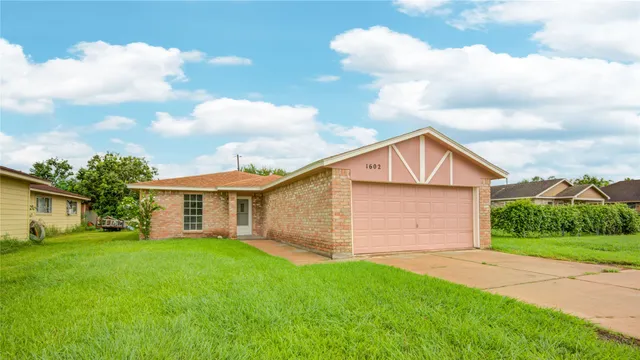 $1,300 | 1602 North Avenue North, Freeport, TX 77541