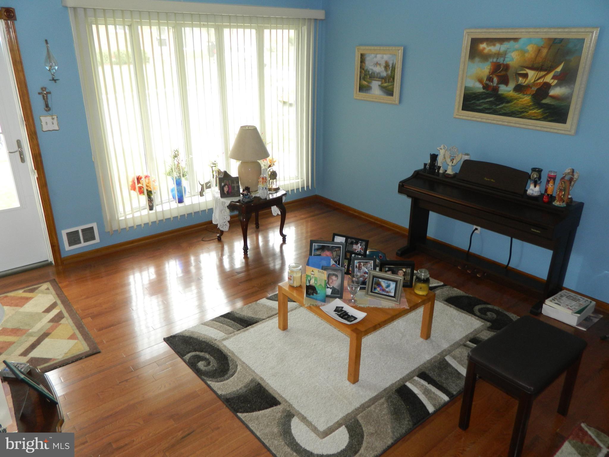 8415 Avery Road Baltimore, MD 21237 - Photo 18 of 26 Living Room