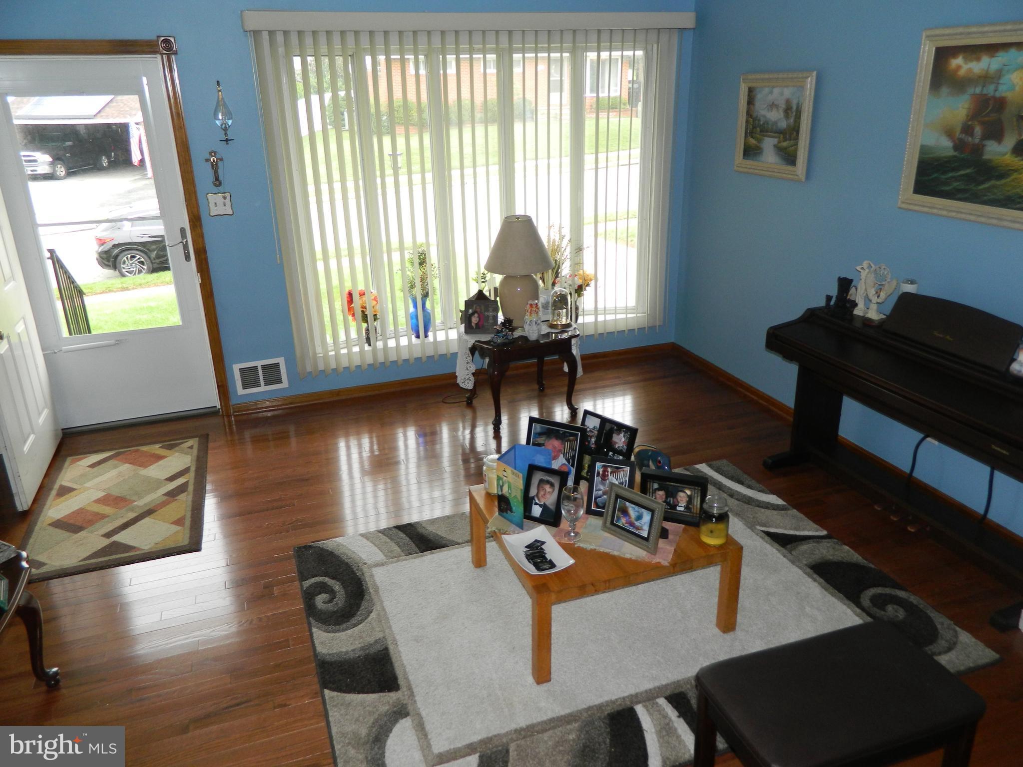8415 Avery Road Baltimore, MD 21237 - Photo 19 of 26 Living Room