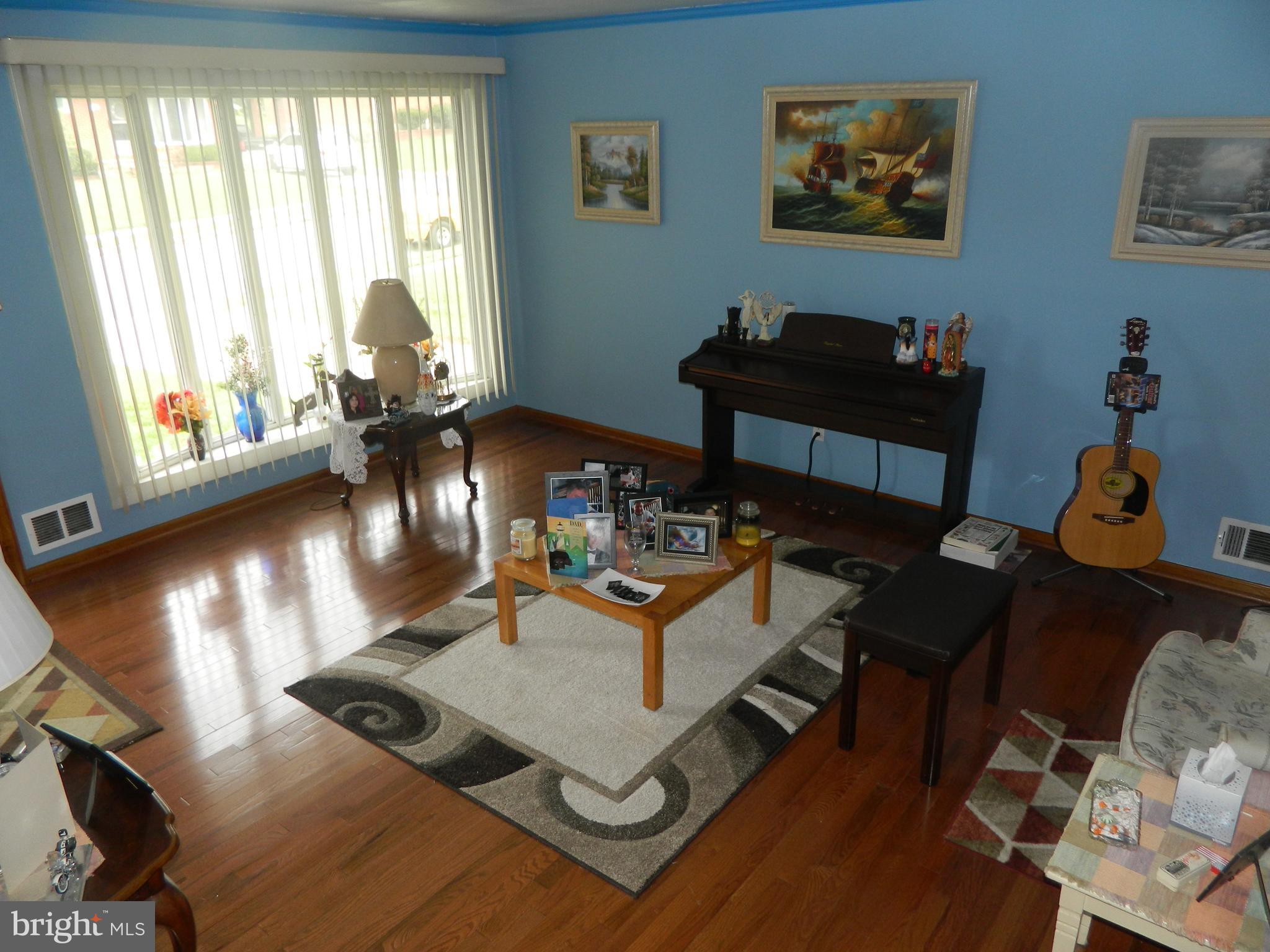 8415 Avery Road Baltimore, MD 21237 - Photo 5 of 26 Living Room