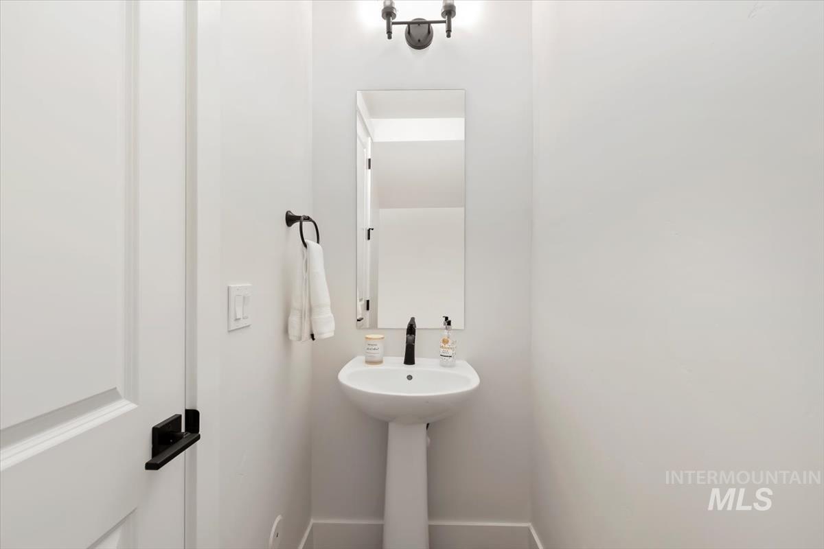 720 South Calhoun Place Star, ID 83669 - Photo 18 of 43 View of half bathroom