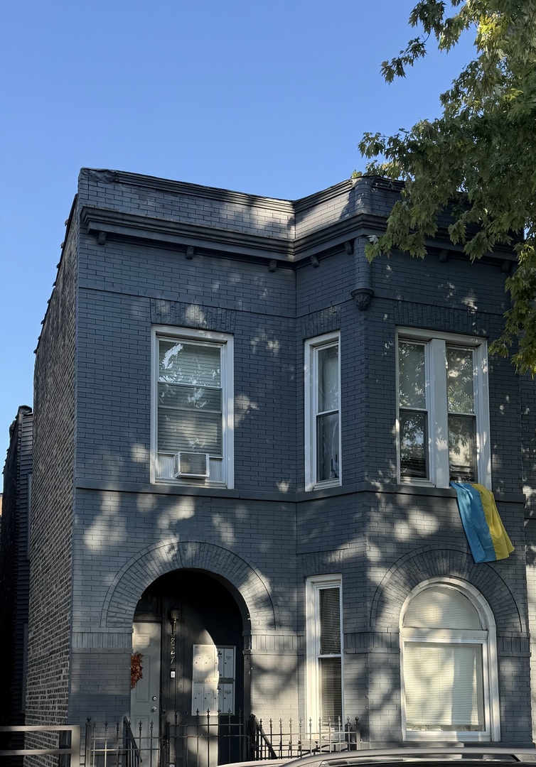 827 North Fairfield Avenue Chicago, IL 60622 - Photo 1 of 55 a front view of a house with balcony