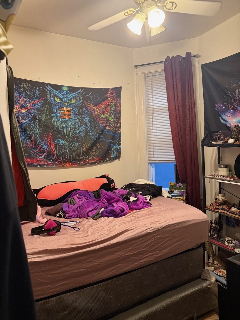 827 North Fairfield Avenue Chicago, IL 60622 - Photo 11 of 55 a bedroom with a bed and a flat screen tv