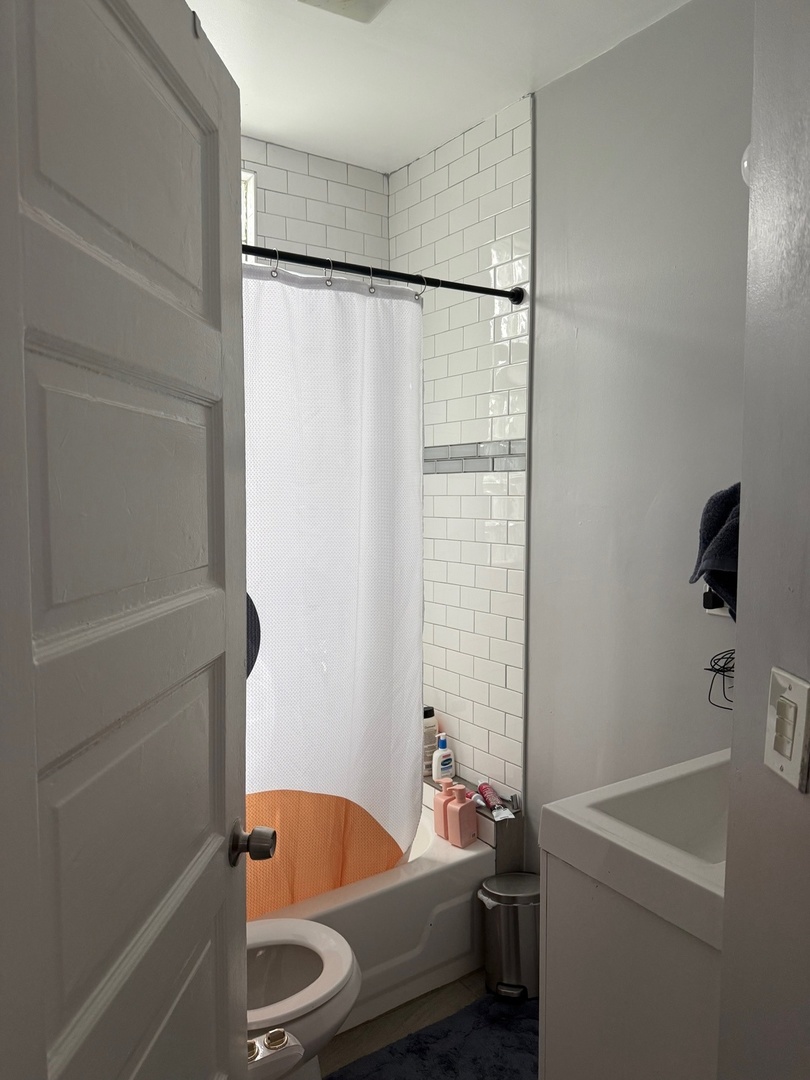 827 North Fairfield Avenue Chicago, IL 60622 - Photo 16 of 55 a bathroom with a sink and a bathtub