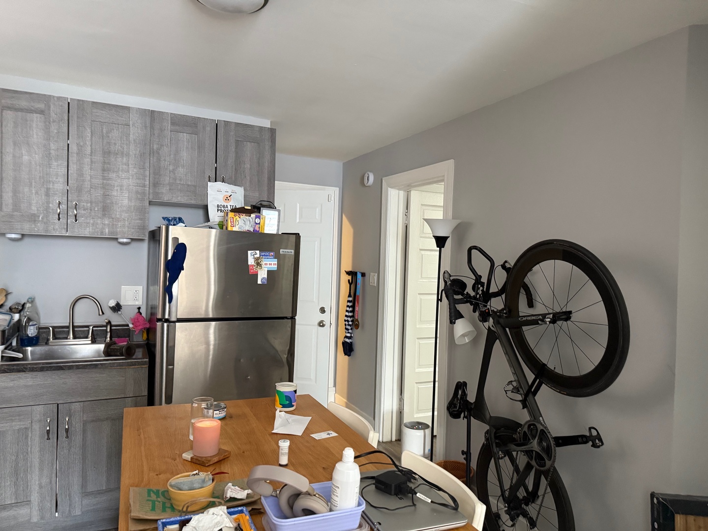 827 North Fairfield Avenue Chicago, IL 60622 - Photo 21 of 55 a kitchen with a refrigerator and a sink