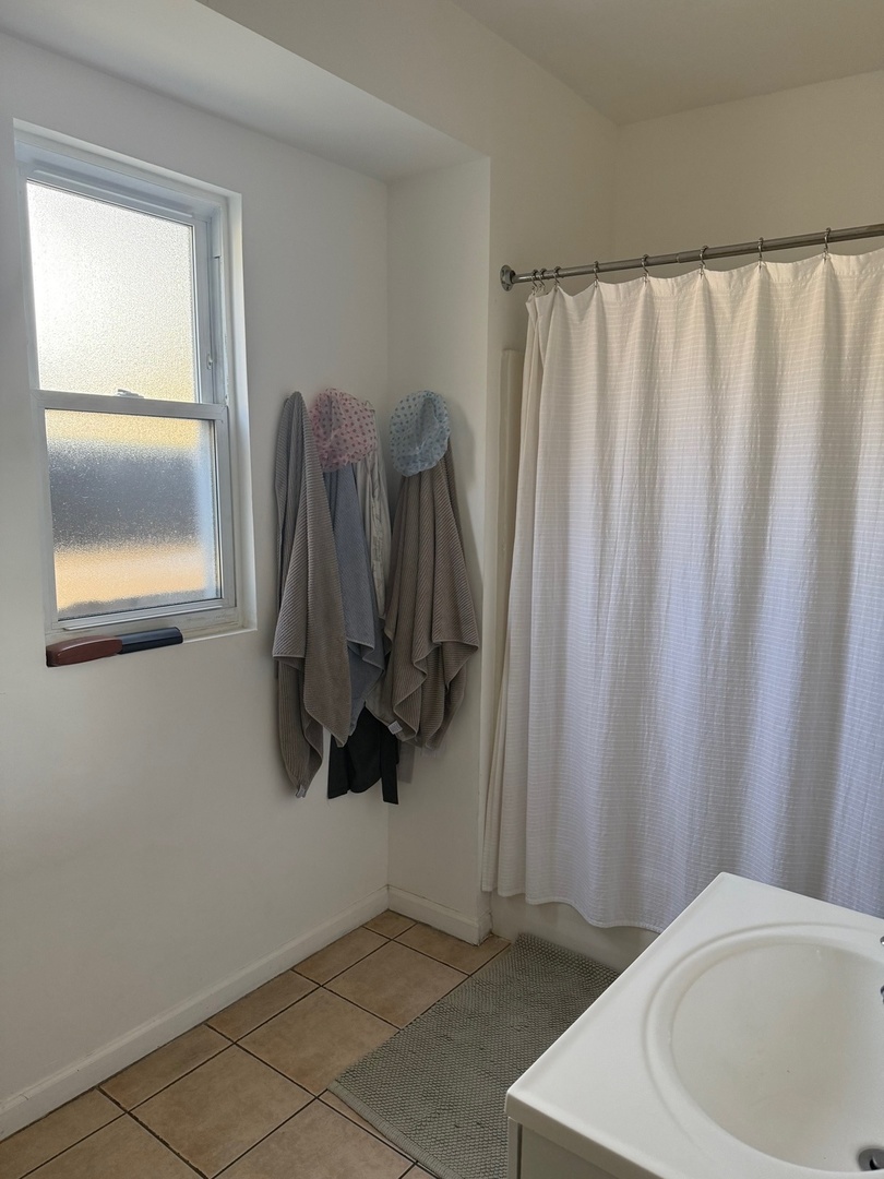 827 North Fairfield Avenue Chicago, IL 60622 - Photo 27 of 55 a bathroom with a shower and a tub