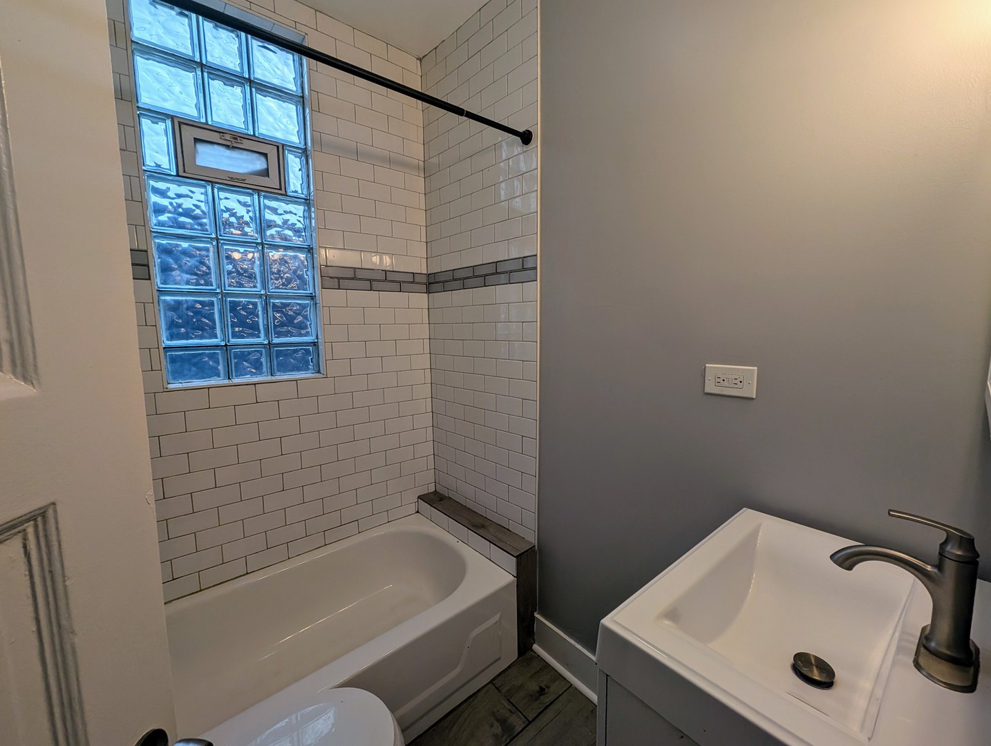 827 North Fairfield Avenue Chicago, IL 60622 - Photo 45 of 55 a bathroom with a tub and sink